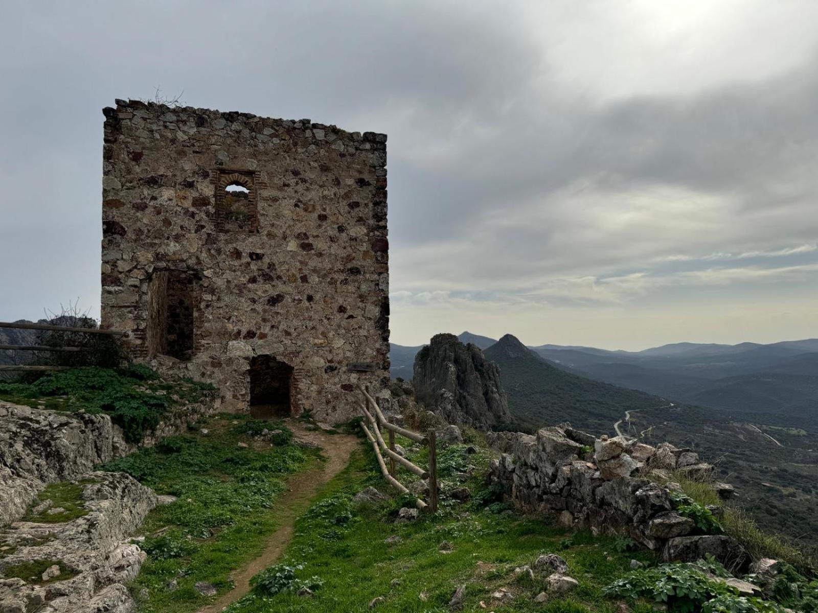 Cabañas del Castillo Alma De Villuercasゲストハウス エクステリア 写真